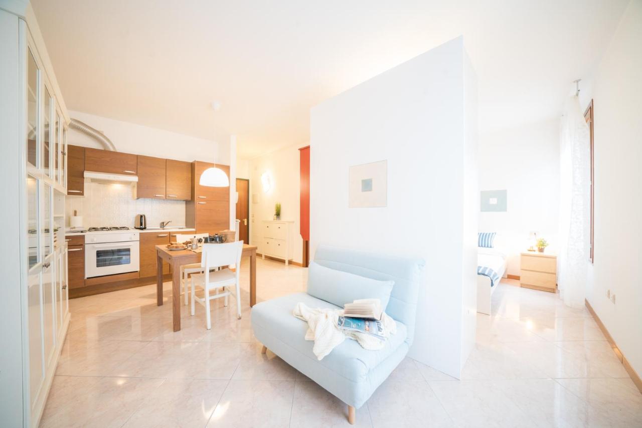Gardappartamenti Garibaldi City Centre Desenzano del Garda Eksteriør billede