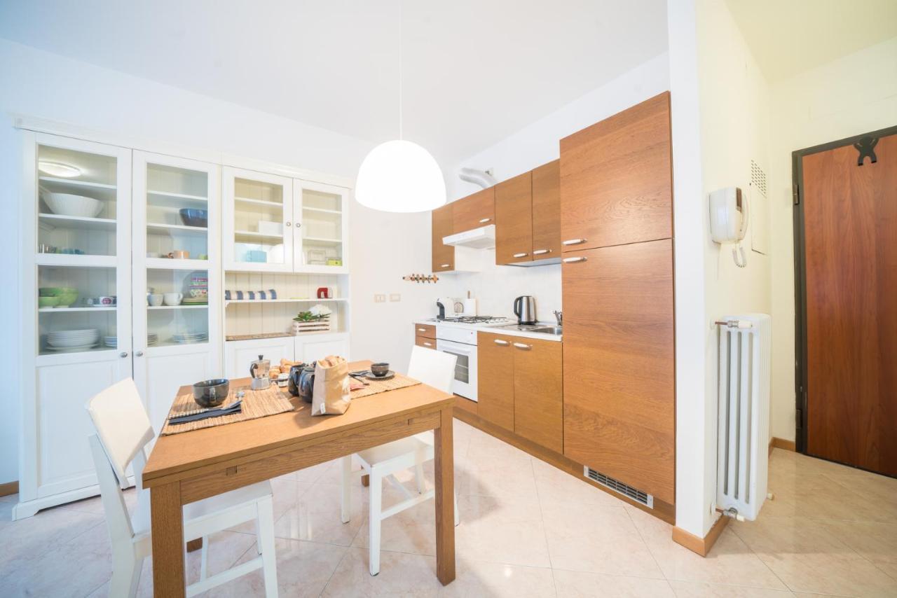Gardappartamenti Garibaldi City Centre Desenzano del Garda Eksteriør billede
