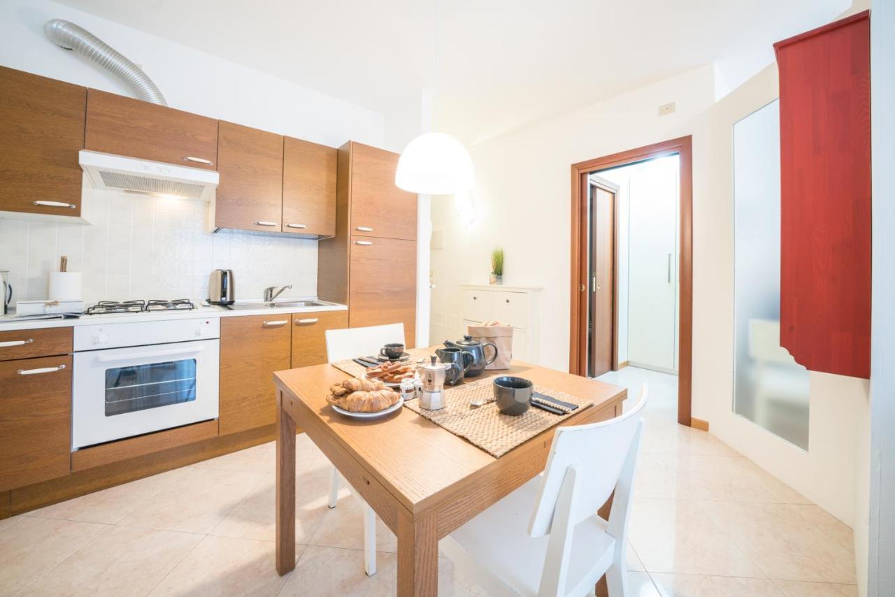 Gardappartamenti Garibaldi City Centre Desenzano del Garda Eksteriør billede