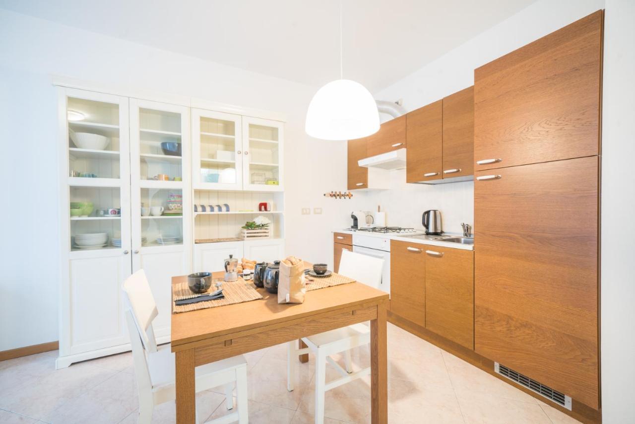 Gardappartamenti Garibaldi City Centre Desenzano del Garda Eksteriør billede