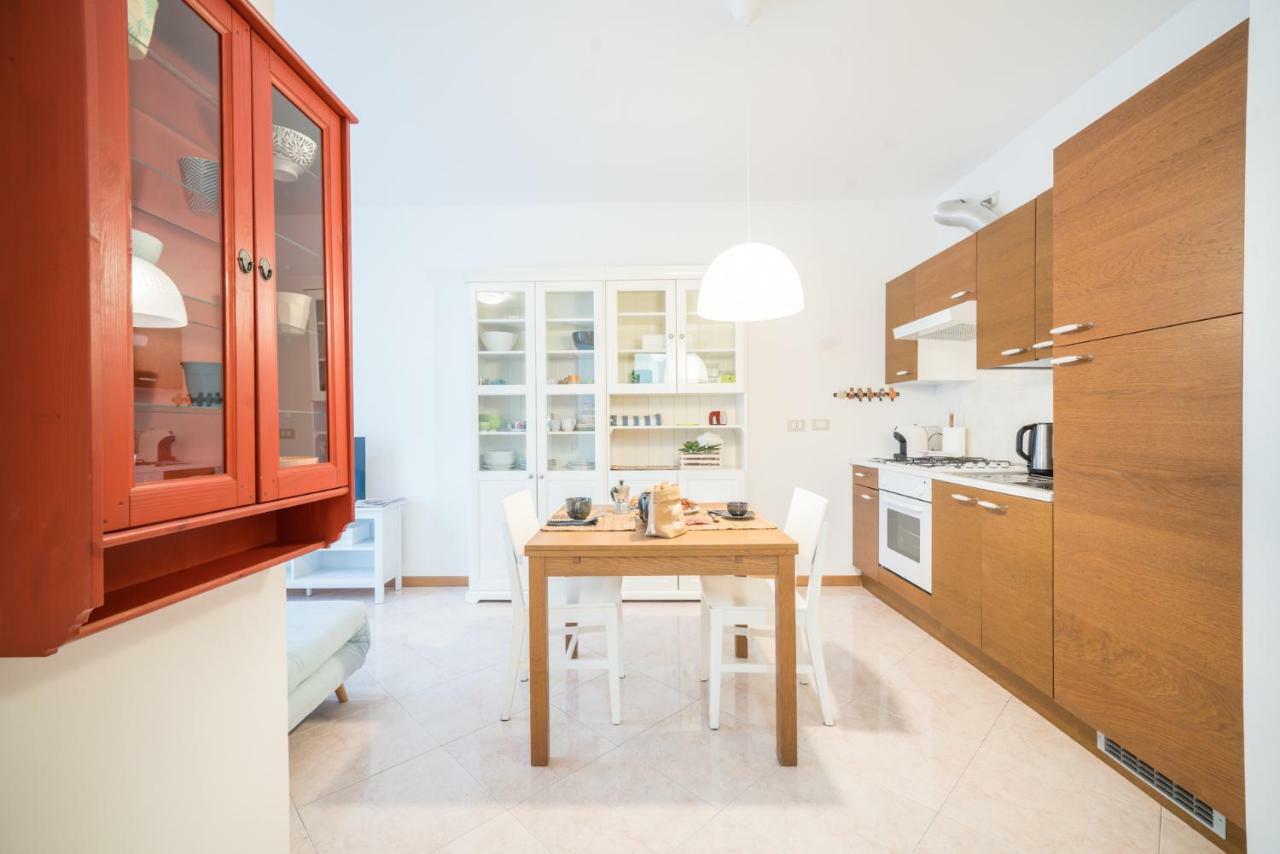 Gardappartamenti Garibaldi City Centre Desenzano del Garda Eksteriør billede